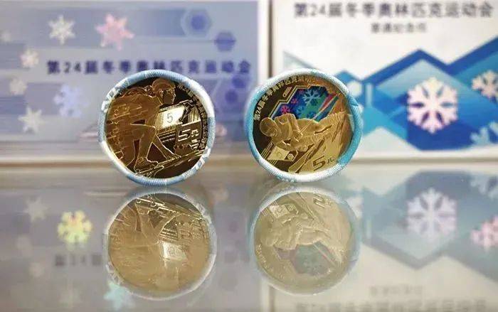 京剧币火了，没想到首枚彩色纪念币，涨疯了