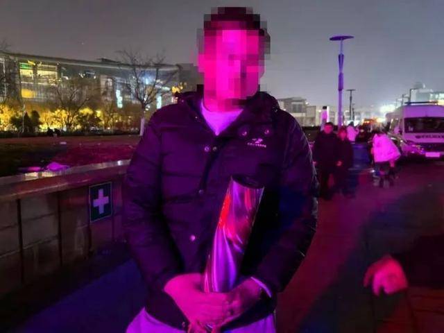 一男子跨年夜在济南泉城广场北侧人群中违规燃放“加特林”